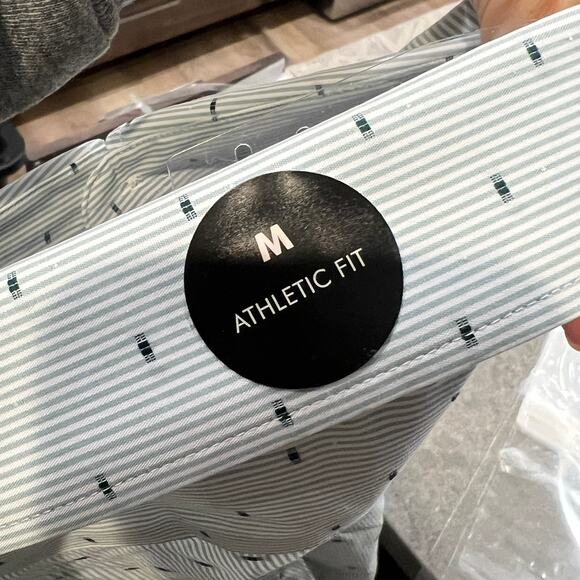 BANANA REPUBLIC Men's Athletic-Fit Dress Shirt Size M - Picture 8 of 9